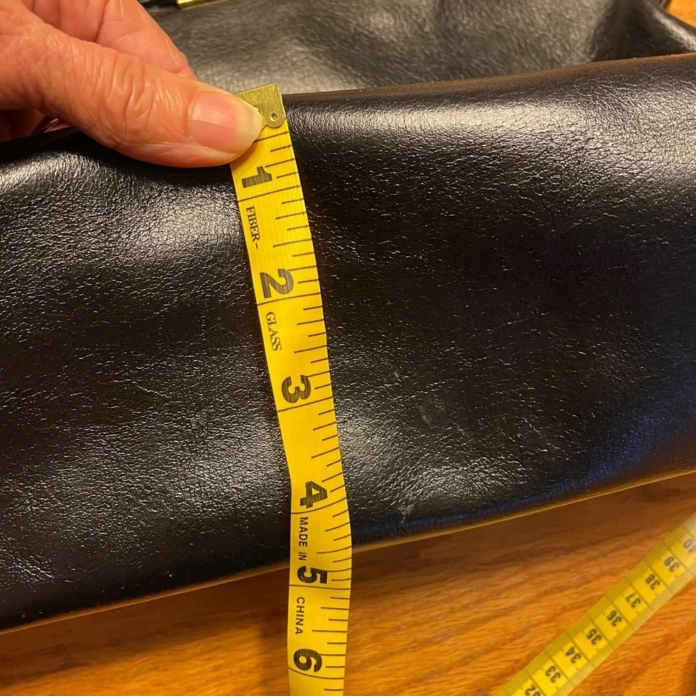 Authentic Leather Tory Burch Shoulder Bag .